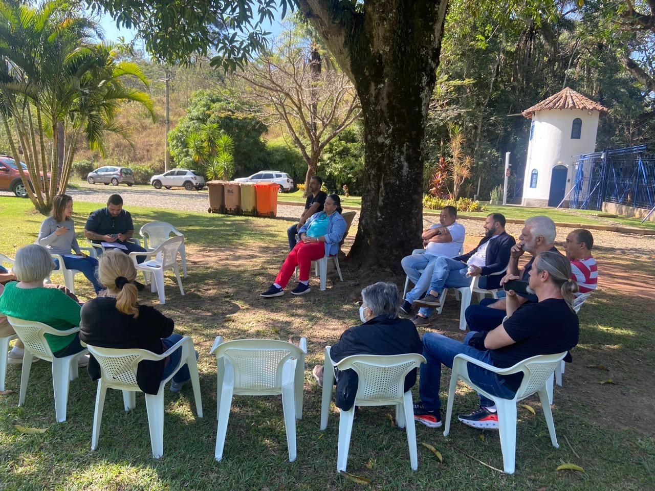 pessoas sentadas em uma roda conversando